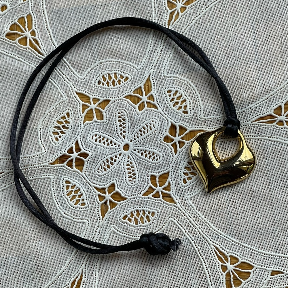 Gold tone sculpture cord necklace - Picture 7 of 7